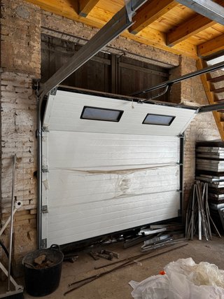 Puerta Seccional Blanca y madera con Ventanales,