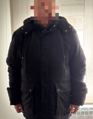 Prendas de invierno y cazadora vaquera impecables