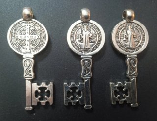 3 Colgantes Llave Cruz de San Benito