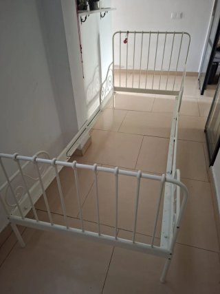 Cama extensible IKEA de hierro blanco