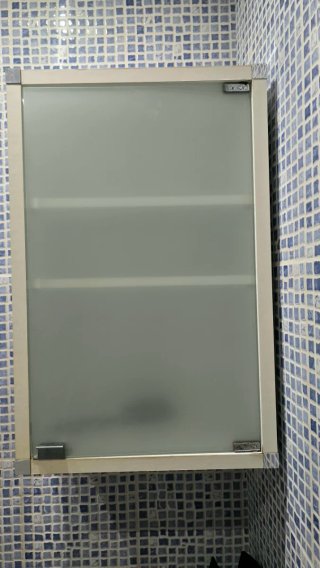 Armario de baño con puerta de cristal