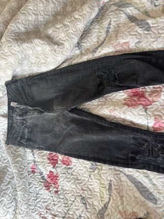 Pantalón vaquero negro con rotos