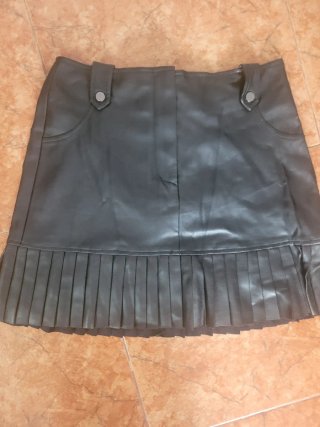 Falda de polipiel negra