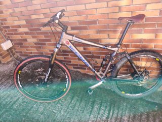 Bicicleta Kona doble suspensión 26