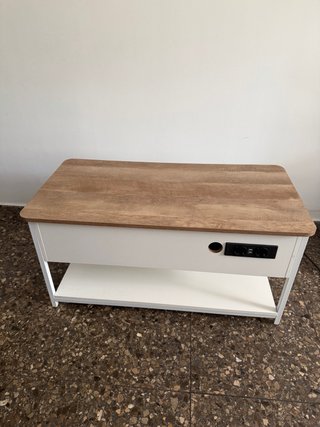 Mesa de centro con estante y enchufes