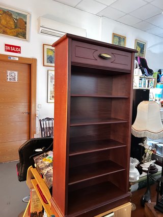 Estantería compacta de madera con cajón