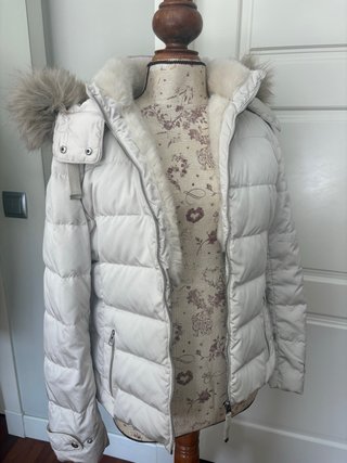 Abrigo de plumas blanco con capucha