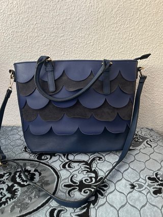 Bolso de hombro azul con diseño de ondas