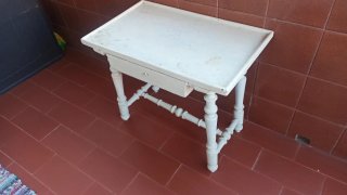 Mesa auxiliar blanca de madera
