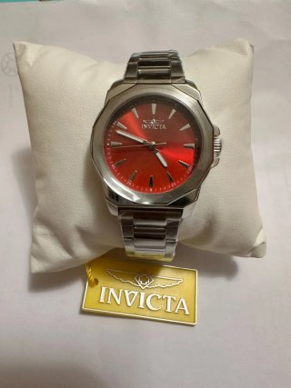 Reloj Invicta con Esfera Roja