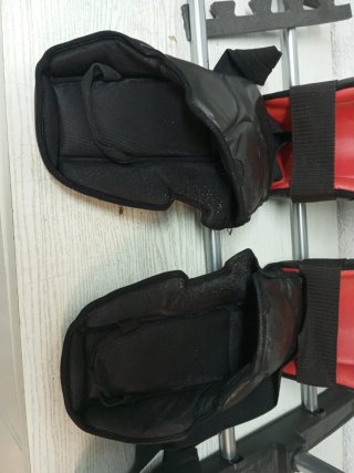 Protecciones Deportivas Negras y Rojas