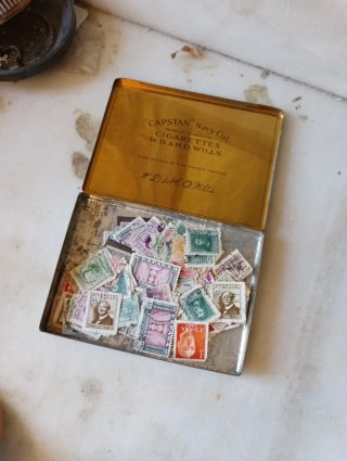 Colección de sellos en caja metálica Primer centen