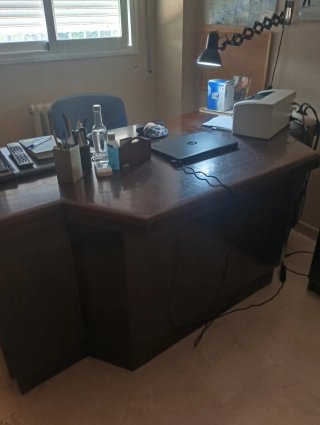 Mesa de despacho de madera