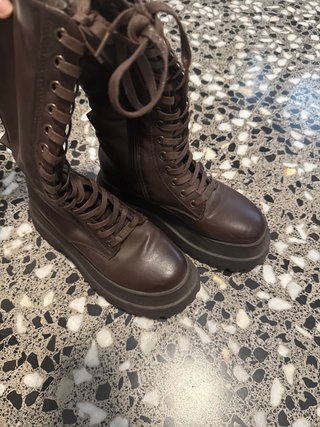 Botas Altas con Cordones Marrones