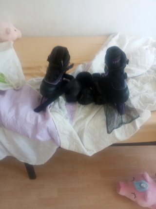 Patines en línea negros con muñequera y rodilleras