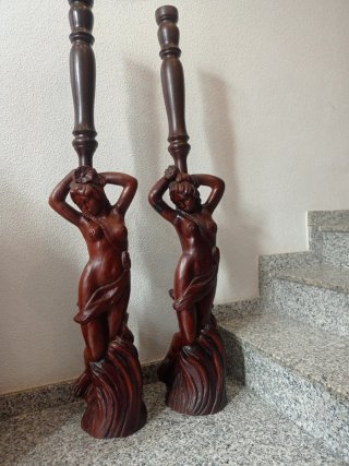 Pareja de Figuras de Madera Tallada