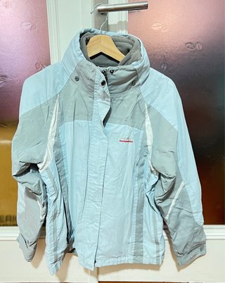 Chaqueta de nieve azul y gris, usada.
