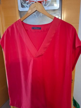 Blusa marca Violeta (Mango) color Fucsia Talla L