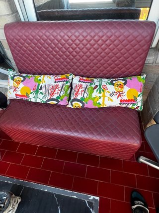 Sillón Burdeos con Diseño Geométrico