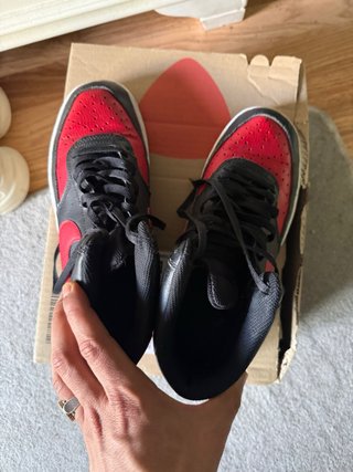 Zapatillas NIKE Negras y Rojas