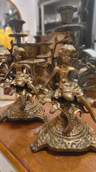 Pareja de Candelabros con Figuras Infantiles