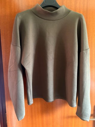 Sudadera de cuello alto verde oliva