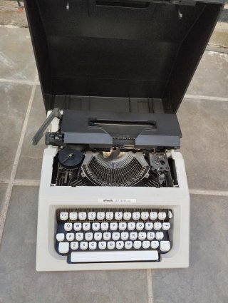 Máquina de escribir Olivetti Lettera 40