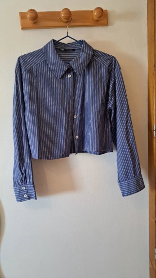 Camisa Crop de Rayas Azul Zara
