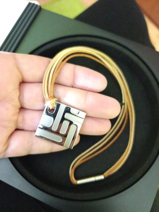 Collar Viceroy con colgante cuadrado.