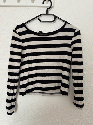 Camiseta de rayas negras y blancas