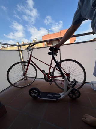 Bicicleta Roja y Patinete Oxelo