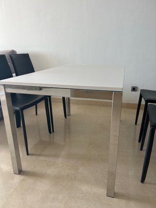 Mesa de comedor blanca con patas metálicas