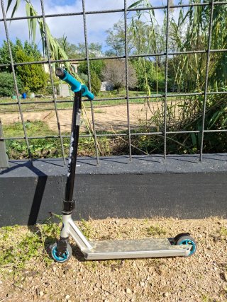 Patinete con detalles en azul