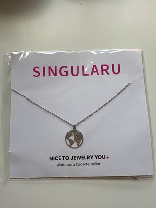 Collar Singularu con colgante de mundo