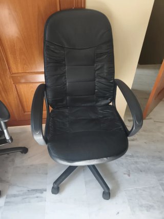 Silla de oficina negra