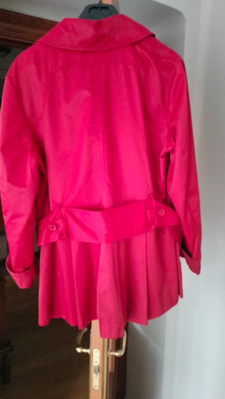 Impermeable de un bonito color Rojo mate