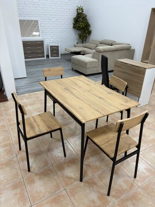 Mesa Comedor con 4 Sillas Madera .
