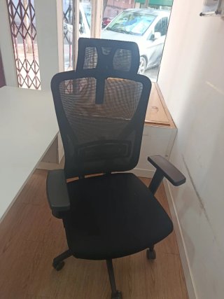 Silla de oficina ergonómica negra