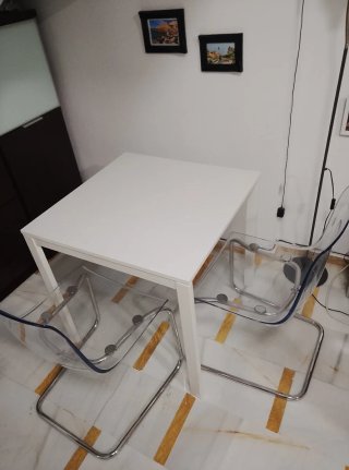 Mesa Blanca y 2 Sillas Transparentes