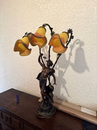 Lámpara de mesa antigua con figura