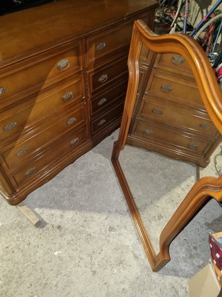 Cómoda de madera con espejo a juego, camas gemela