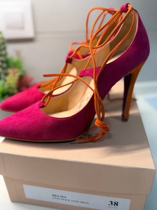 Zapatos de salón morados y naranjas