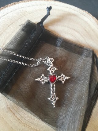 Colgante Cruz Gótica con Piedra Roja