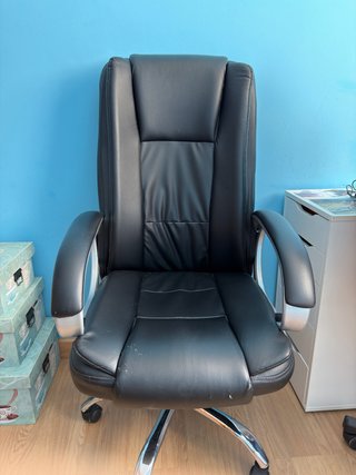 Silla ergonómica de oficina negra