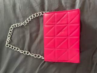 Bolso de Hombro Rosa con Cadena