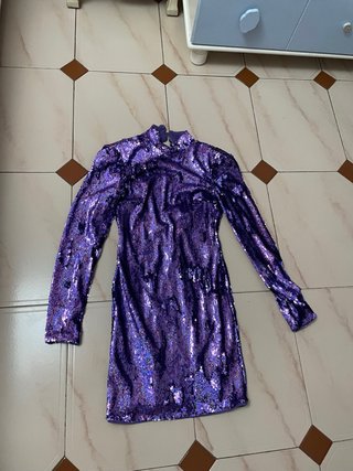 Vestido de fiesta morado con lentejuelas
