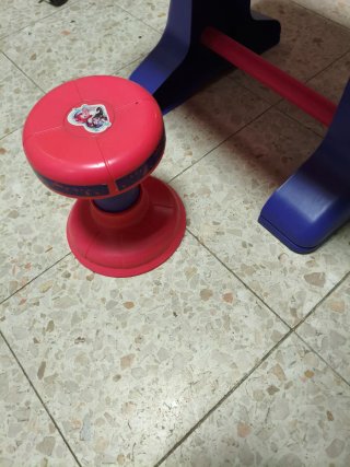 Escritorio de dibujo infantil con taburete