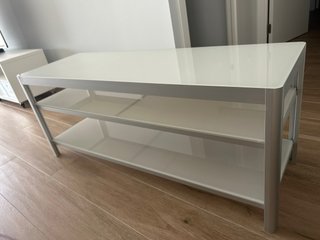 Mueble TV plateado y cristal