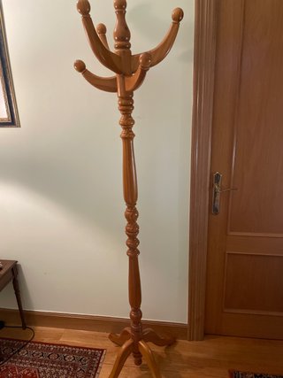 Perchero de pie de madera