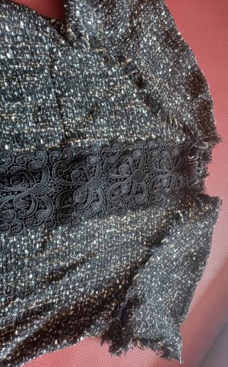 Blusa estilo tweed con detalle de encaje